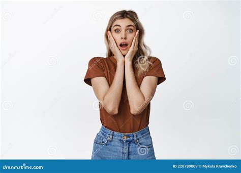 Jeune Fille Blonde Qui Souffle Dans L Admiration En Tenant La Main Sur Le Visage Et Qui A L Air