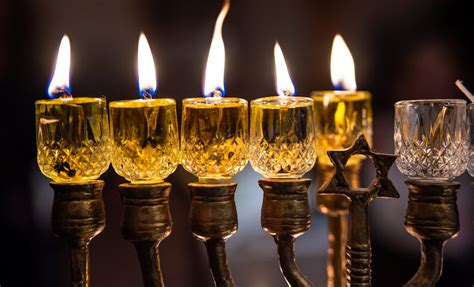 how to light the candles on hanukkah 8