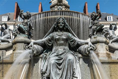 Fontaine de la place Royale à Nantes pose longue Stock Photo Adobe