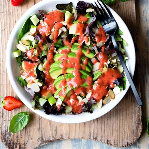 strawberry mixed greens salad