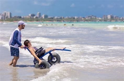 Cadeira adaptada para banho de mar de pessoas deficiência é