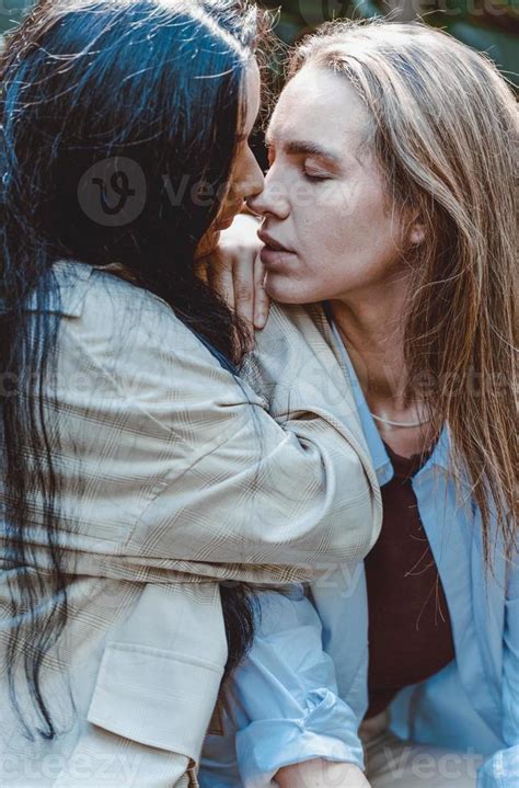 un par de mujeres gay sonriendo y besándose pareja de mujeres jóvenes casadas del mismo sexo en