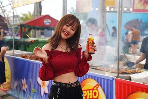 Hot girl Thảo Phạm tình tứ đáp trả màn thả thính cực gắt của Kay Trần giữa sân khấu Phố Hàng Nóng