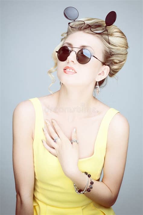 Portrait D une Fille Blonde Avec Des Lunettes De Soleil Image stock Image du visage beauté