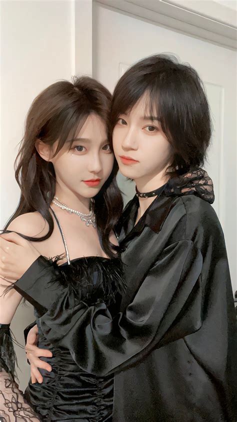 奉天承芸 Couple poses reference Pose reference Prom lesbian couple