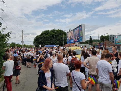 MARȘ GAY la Cluj de oameni au luat parte În drum spre casă să aveți grijă să nu vă bată