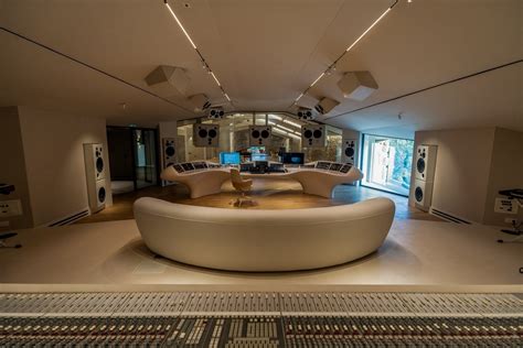 Brad Pitt reabre los estudios Miraval | wein.plus Noticias vinícolas