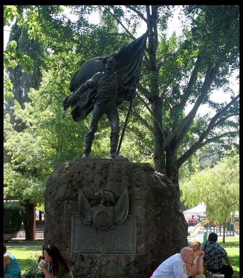 Bear Flag Museum: Who crafted the Bear Flag Monument?