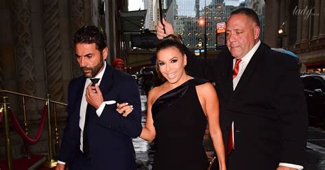 В элегантном наряде и за руку с мужем: Ева Лонгория в Нью-Йорке — Шоу ...