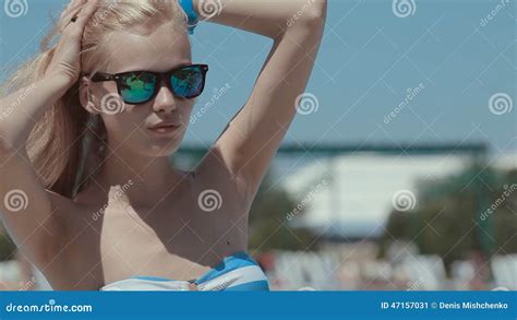 Sexy Meisjes In Bikini Het Ontspannen Dichtbij De Pool Stock Video Video Of Persoon