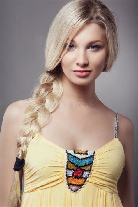 De Jonge Vrouw Van De Blonde Met Vlechtkapsel Stock Foto Image Of Wijfje Leuk