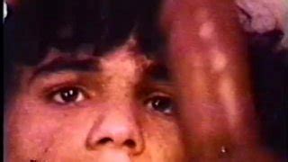 紧身牛仔卡尔文班克斯calvin Banks被他的兄弟会兄弟德雷克冯Drake Von和科尔比钱伯斯Colby Chambers吐口水 Pornhub Gay