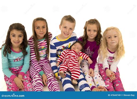 Sex Förtjusande Barn Som Bär Att Le För Julpyjamas Som är Lyckligt Arkivfoto Bild av spädbarn