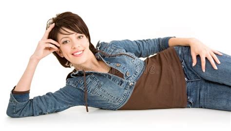 Brunette Sonriente Hermoso Que Se Acuesta Y Que Se Relaja Foto De Archivo Imagen De Pista