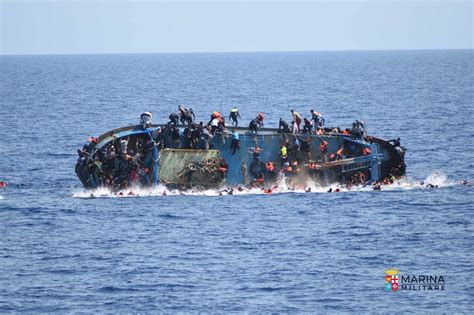 La Marine Italienne Publie D Impressionnantes Images Du Naufrage D Un