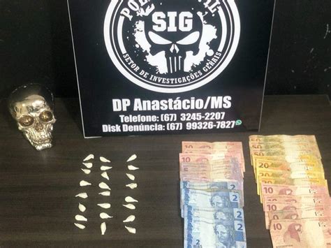 Polícia monitora fecha boca de fumo e apreende dinheiro e drogas