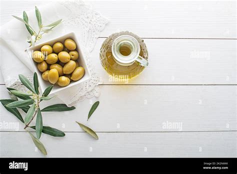 Olive oil bottle Stock Photo - Alamy