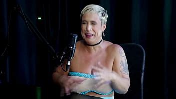 Une blonde nue reçoit un massage après avoir appris qu elle regrettait un rendez vous avec un