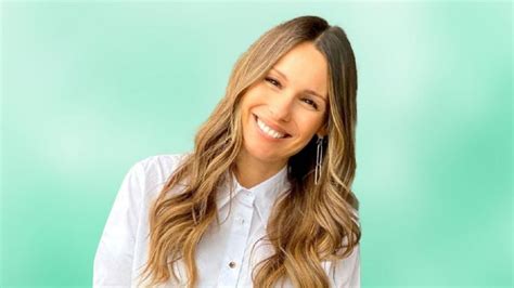 Al borde de la pileta Pampita marca tendencia con un original bikini con sello otoñal Minuto