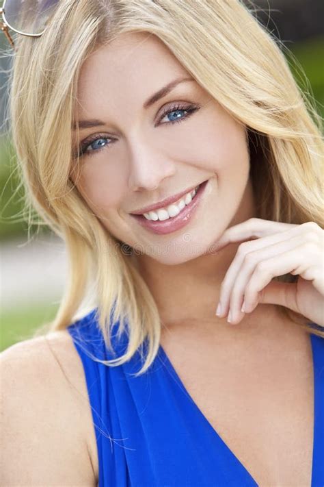 Natuurlijk Mooie Blonde Vrouw Met Blauwe Ogen Stock Afbeelding Image