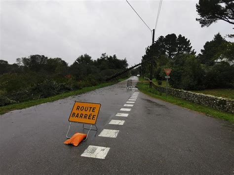 Tempête Alex Route barrée à Saint Philibert la solidarité sorganise