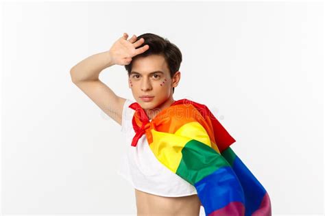 Hermoso Hombre Gay Con Brillo En La Cara Usando Top De Cosecha Y Bandera Lgbt Arco Iris Posando