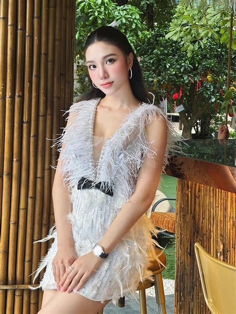 Học lỏm gu thời trang hack tuổi của hot girl đời đầu Hạnh Sino