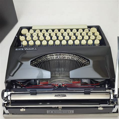 Cursive Typeface Triumph Tippa S Working Typewriter İtalic Font