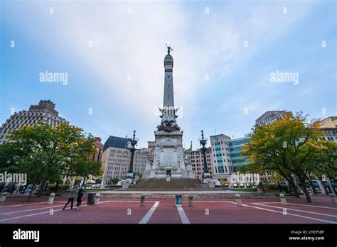 Indiannapolisindianausa Soldiers And Sailors Monument In Traffic