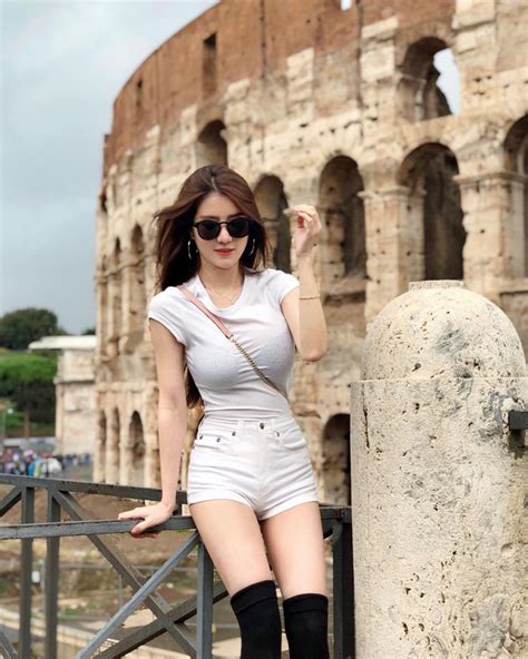 Vẻ gợi cảm của hot girl Malaysia có triệu fan trên mạng Người đẹp Việt Giải Trí