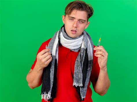 Faible Jeune Beau Blonde Homme Malade Portant Un Foulard Tenant Une Seringue Et Une Ampoule