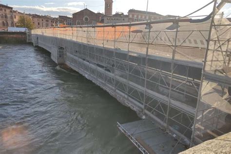 Allerta Fiume Adige A Verona Chiuso Ponte Nuovo Per L Arrivo Della