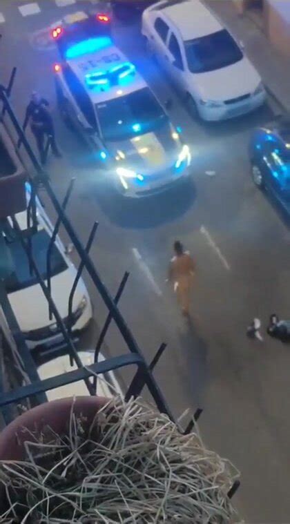 Naked Man Poses For Police Bites And Gets Arrested Thisvid En Espa Ol