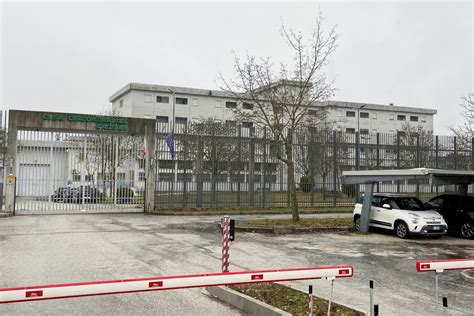 Condenaron a prisión a dos padres que humillaron a su hijo adolescente por ser gay Infobae