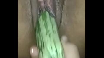 Pajeando el coño de la nena caliente con un calabacín grueso que ama XVIDEOS