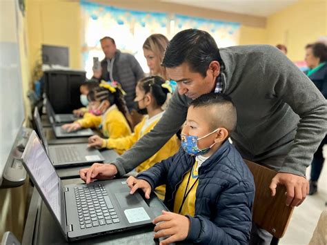 Entrega Amarildo Bárcenas computadoras en primaria de Pedro Escobedo