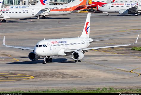 B 1018 China Eastern Airlines Airbus A320 214 WL Photo By Yan Shuai