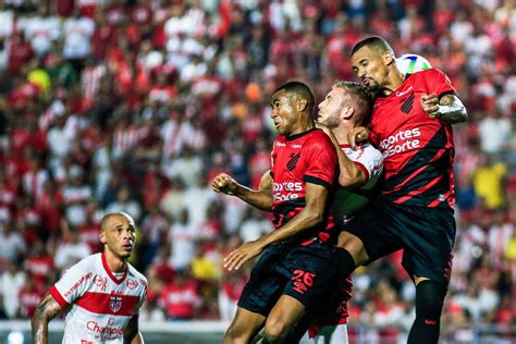 contra  athletico crb promove  estreia de um de seus oito
