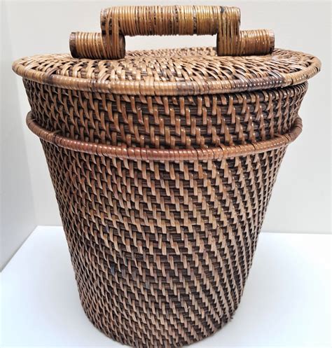 Wicker Trash Basket With Lid | navigate-deviate