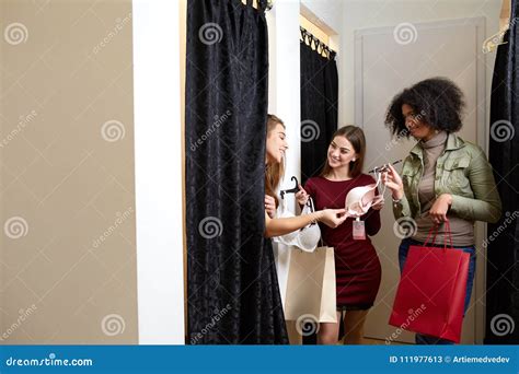 Belle Jeune Femme Demandant Une Opinion D Amis Dans La Cabine D Essayage Du Magasin De Lingerie