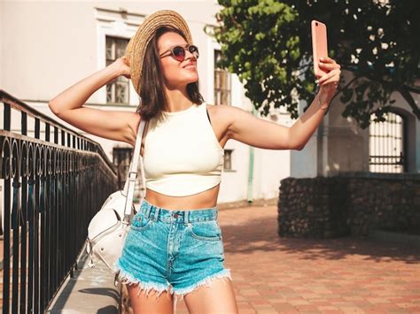 Retrato de uma jovem mulher bonita em lingerie branca Foto Grátis