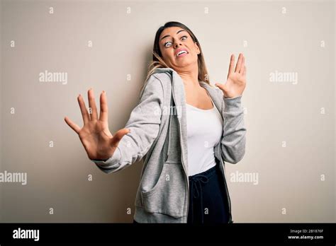 Jeune Belle Brunette Sportswoman Portant L Entra Nement Sportif Sur Fond Blanc Peur Et Terrifi