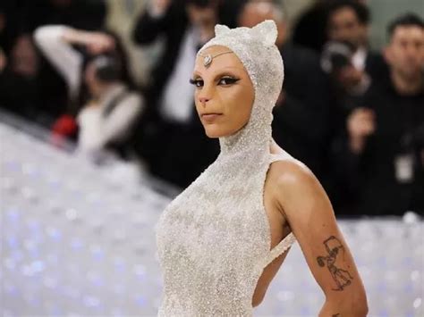 Doja Cat S Instagram Live Interrupted By Naked Friend