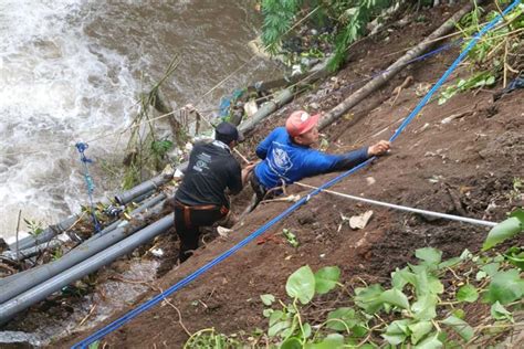 Longsor Di Batu Akses Pdam Terputus Petugas Kejar Normalisasi Pipa