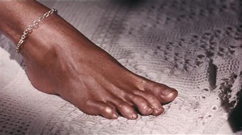 Naked Carole André in Violentata sulla sabbia