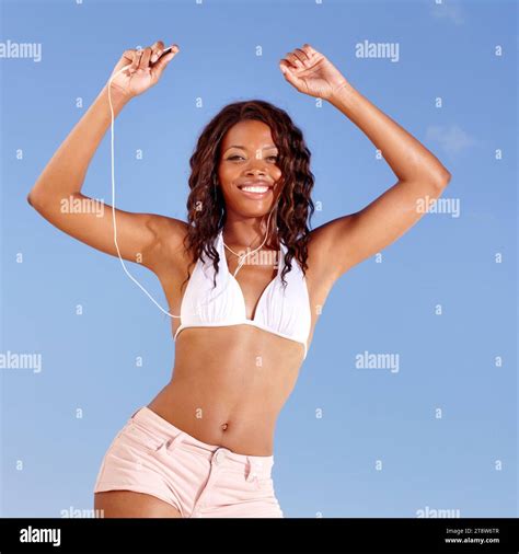 Femme qui danse en bikini Banque de photographies et dimages à haute résolution Alamy