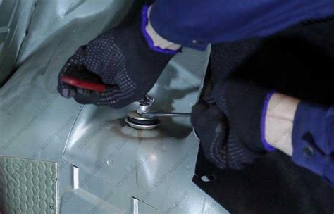 Замена задних амортизаторов Renault Logan