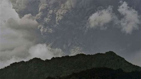 Huge Explosion Rocks St Vincent As Volcano Keeps Erupting World