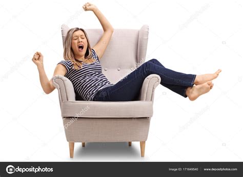 В кресле раздвигает ноги 95 фото