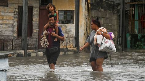 El Hurac N Ian Deja Importantes Destrozos Inundaciones Y Apagones A Su